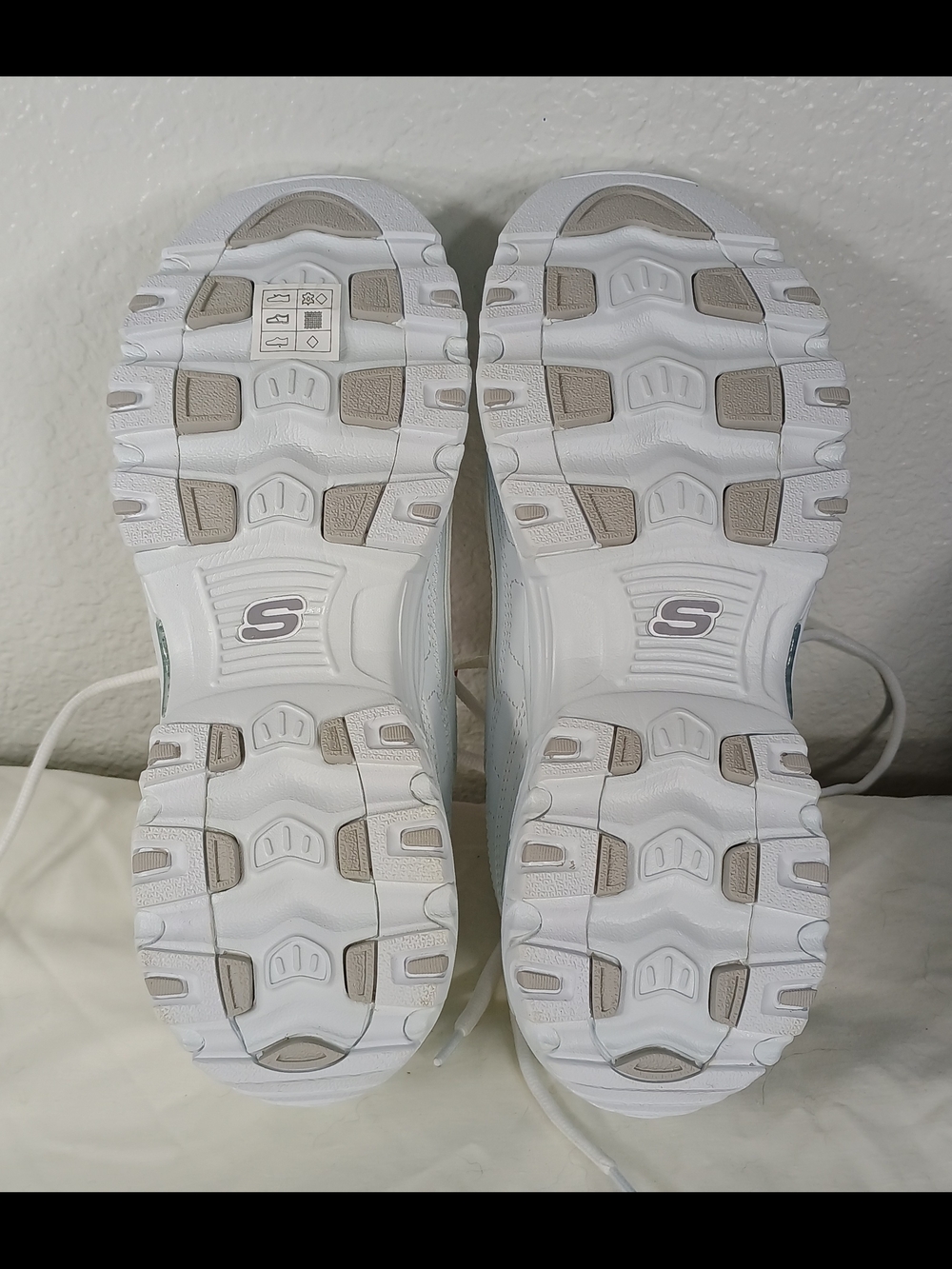 Skechers Women's White D'Lites Fresh Start Memory Foam Athletic Sneakers New - Picture 2 of 3